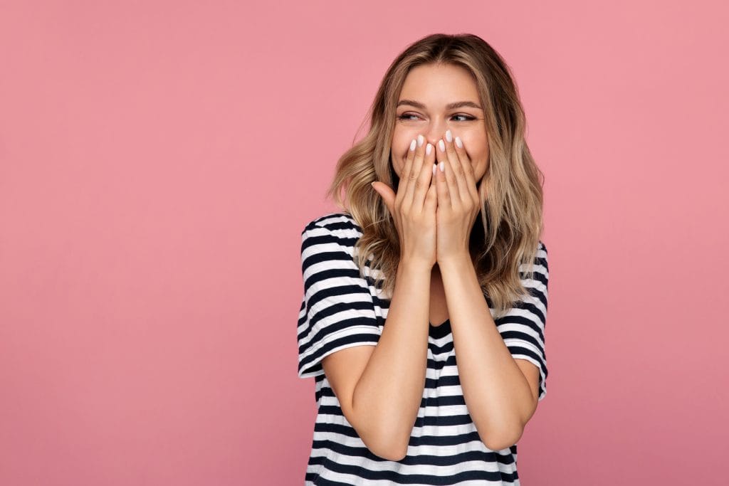 lachende vrouw om slechte openingszin