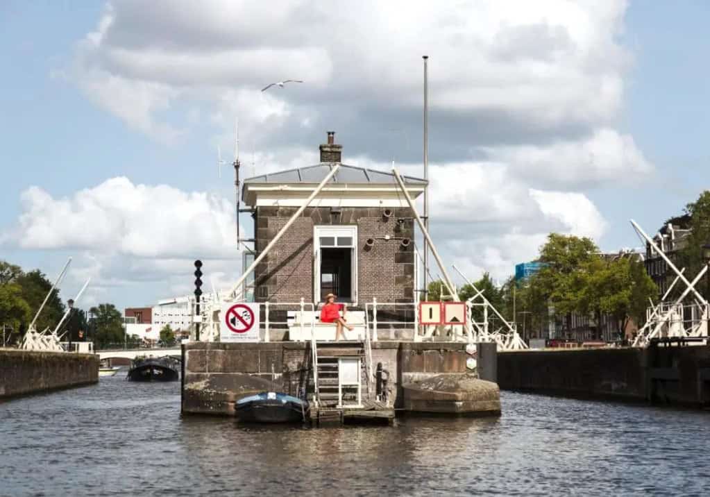 kanaal met boten in dorp voor romantische uitjes