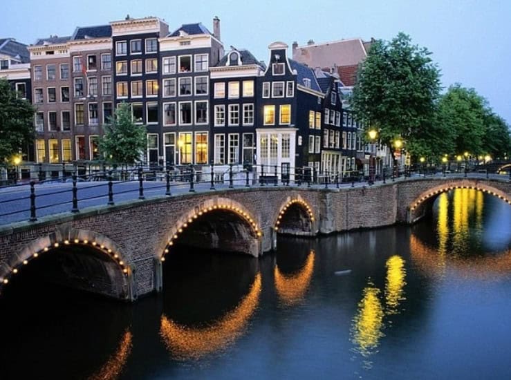 Grachten van Amsterdam in avond met sfeer licht