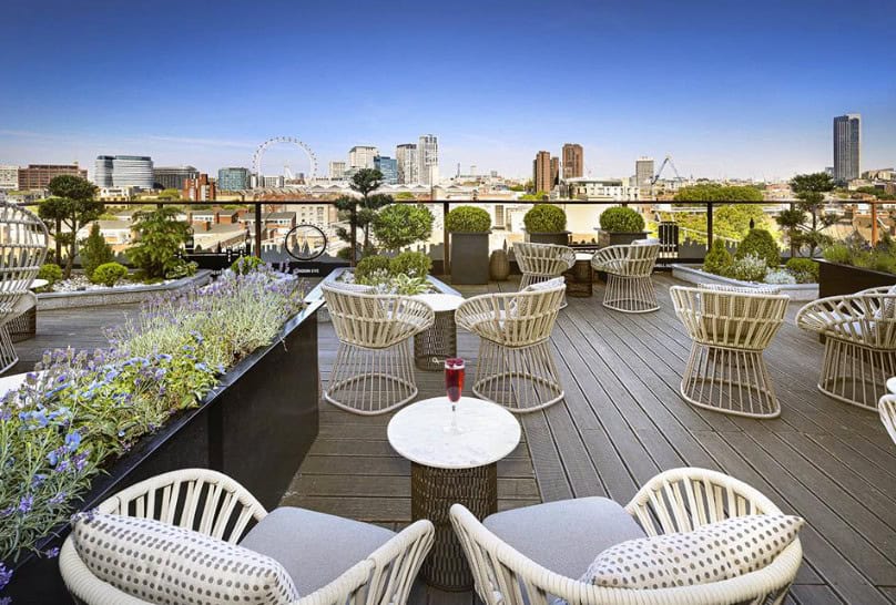 Terras H10 Hotel Londen met uitzicht op stad