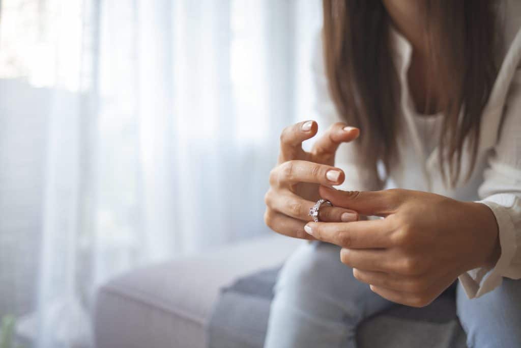 Ongelukkige vrouw houdt ring vast