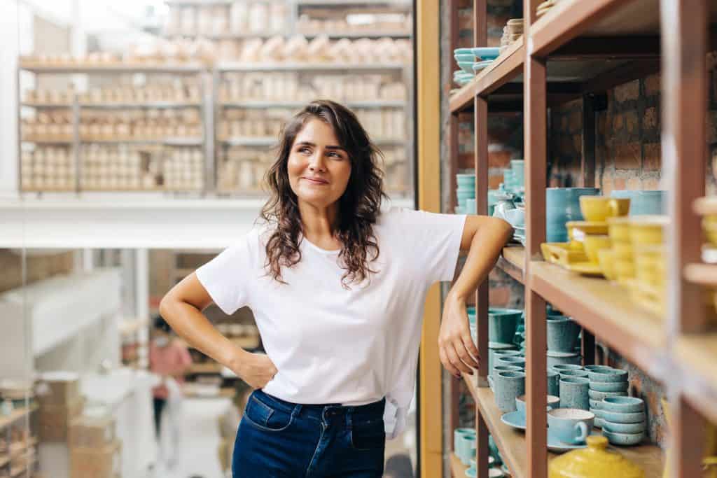 Date vragen over bedrijf, vrolijke entrepreneur bij keramische producten.