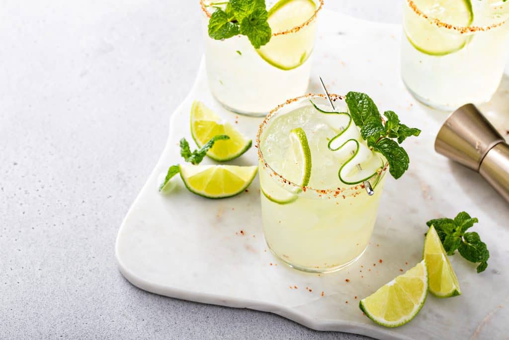 Komkommer-limoen pittige margarita met chilipoeder op de rand