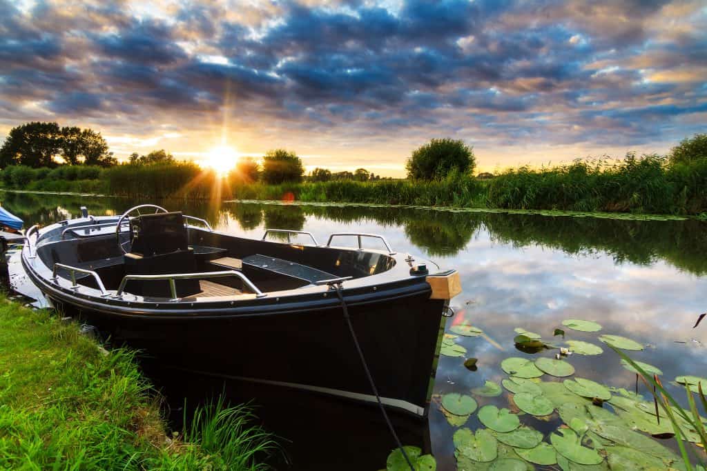 sloep bij zonsondergang