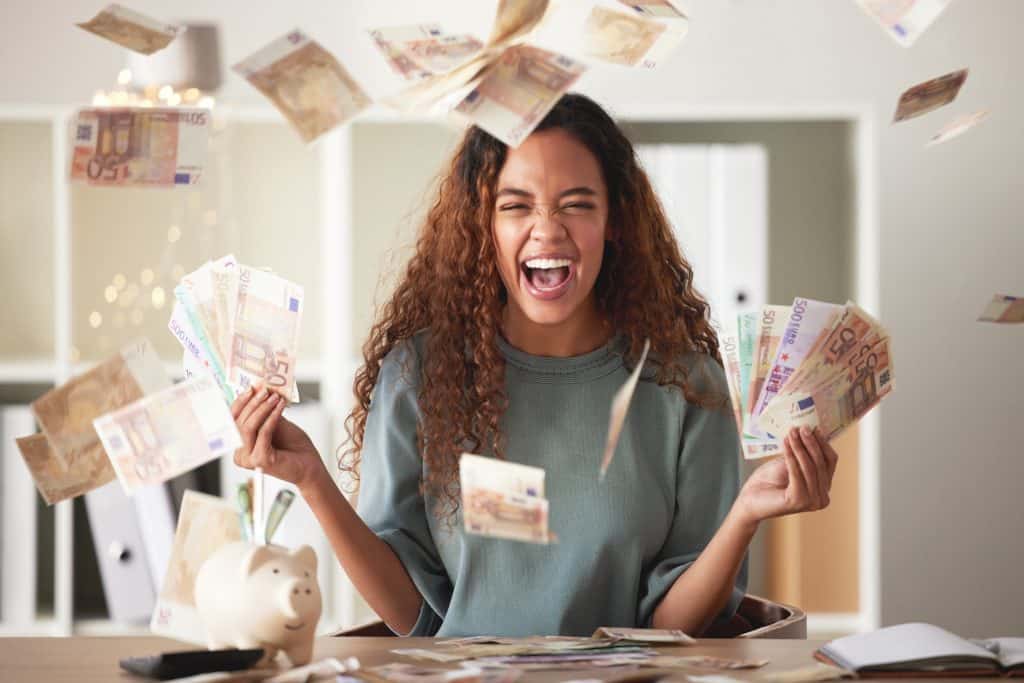 vrouw met Euro biljetten