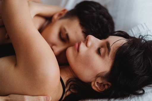 Stel ligt ontspannen in bed met ogen dicht