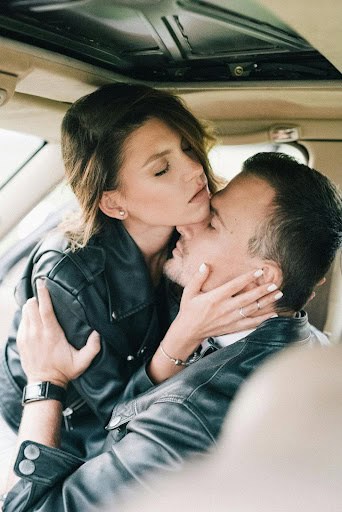 fuckboy en vriendin romantisch in auto
