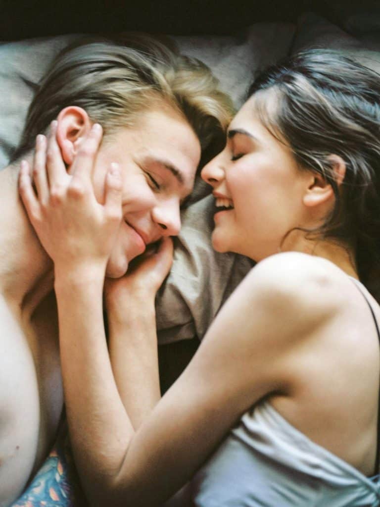 Koppel verliefd in bed