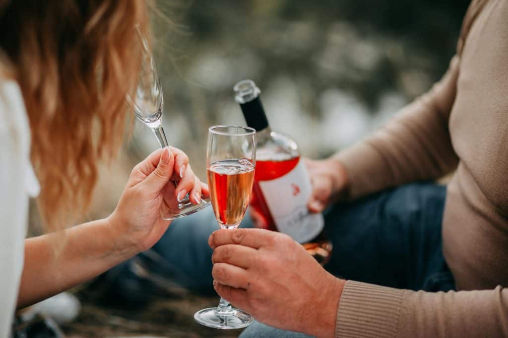 Samen wijn drinken buiten