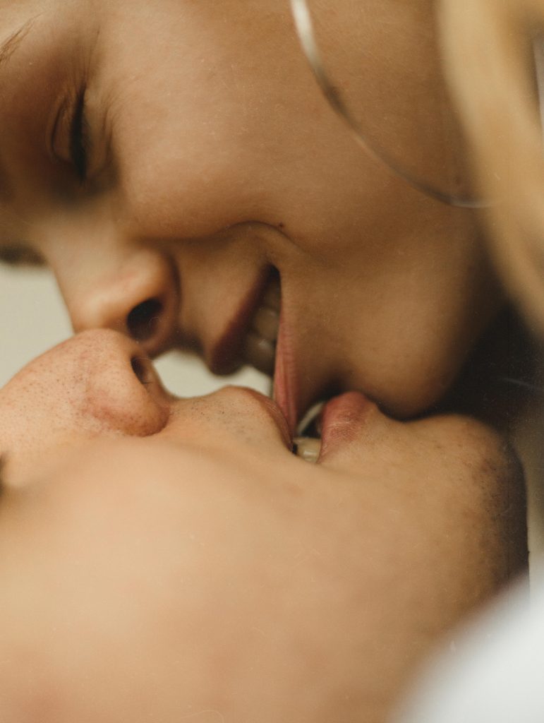 Romantisch kussen, man bijt lippen vrouw one night stand