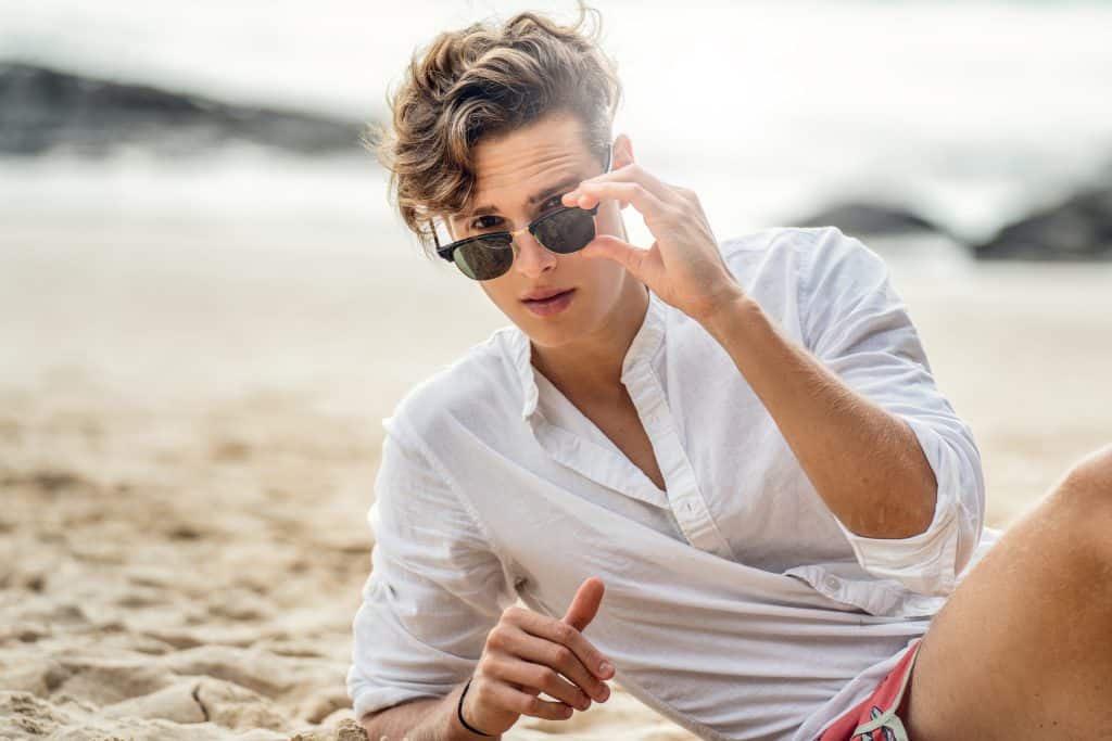 Aantrekkelijke toyboy op het strand