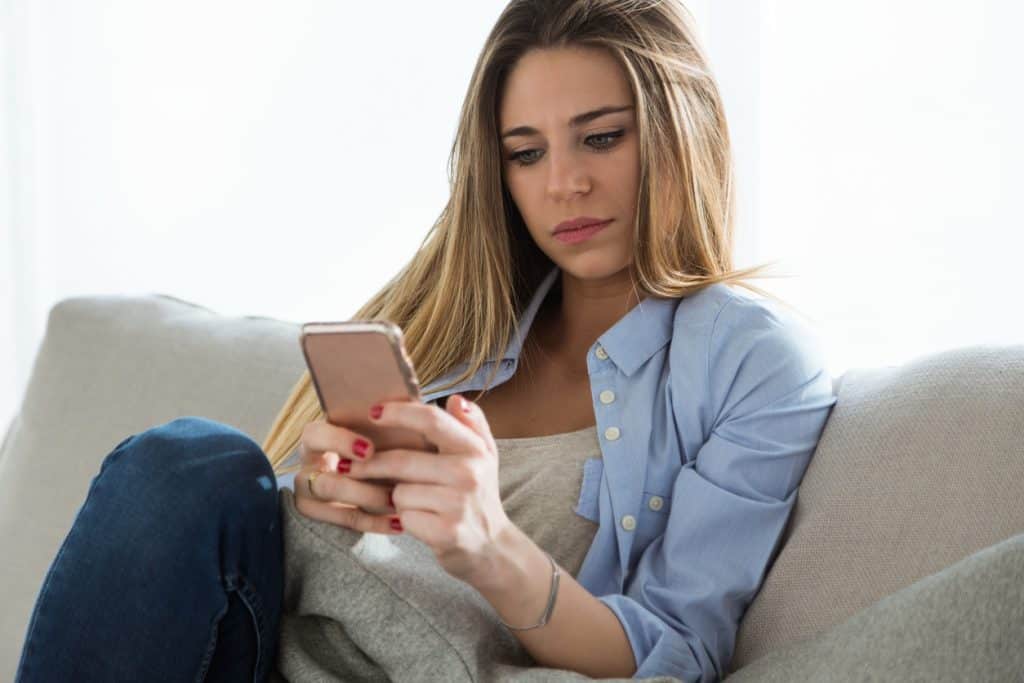 Vrouw in een Situationship appt met haar date